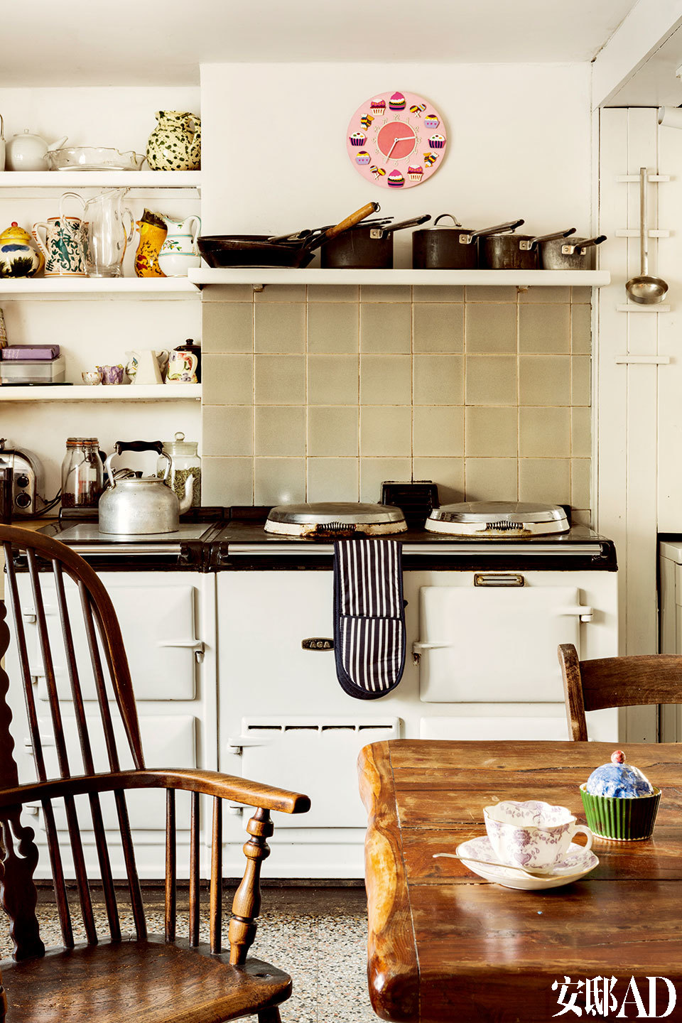 厨房中安装了英国乡间小屋标志性的AGA灶具，不但可以用于烹饪，还可以用于取暖。