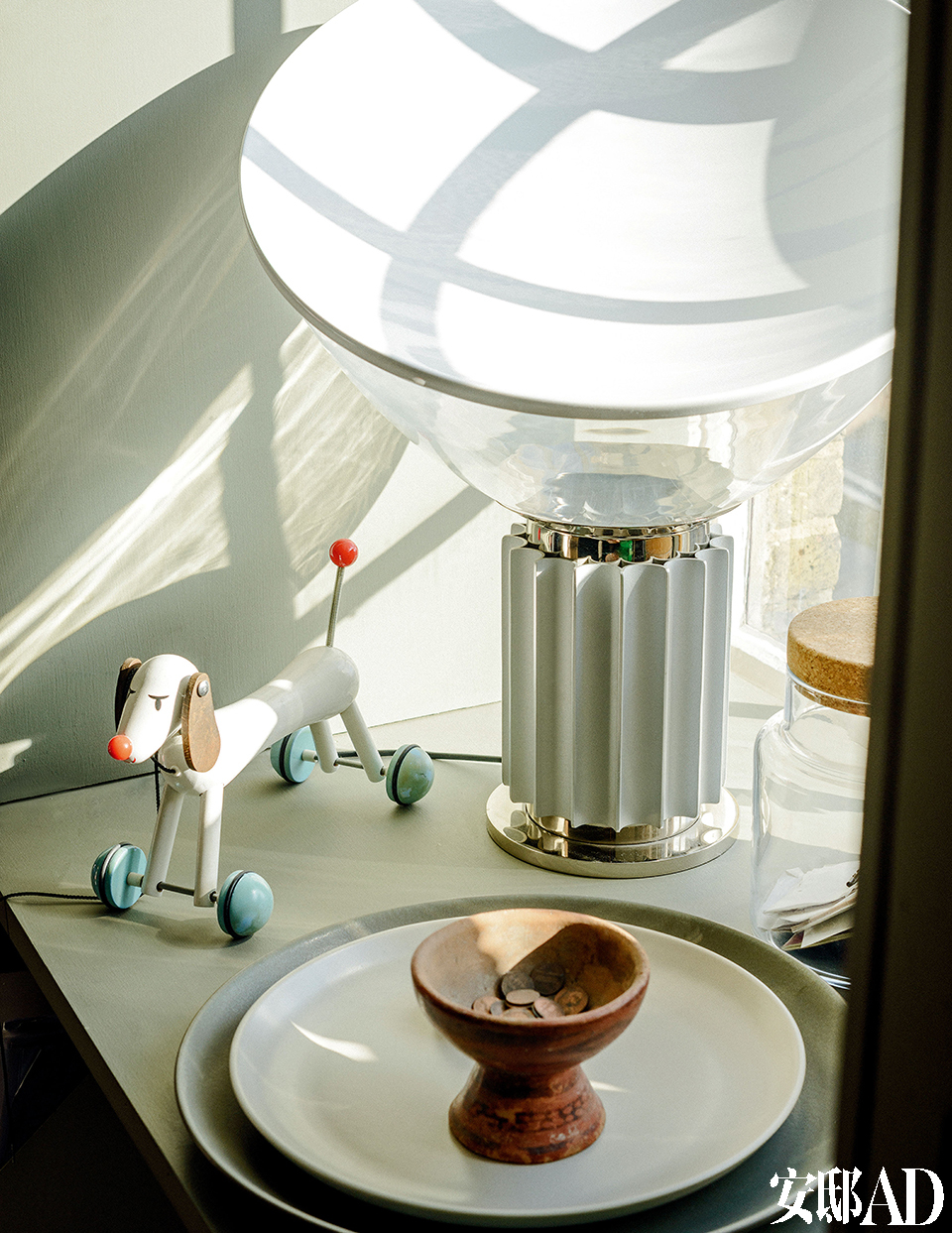 玻璃瓶来自Studioilse工作室为宜家设计的Sinnerlig系列。趣味十足的Taccia灯是Castiglioni为Flos品牌设计的。