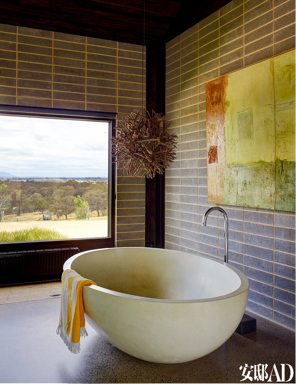 沐浴时最能净化人身心的，无外乎窗外沁人心脾的风景。主卧位于房屋的另一侧，浴缸来自Boyd Design。