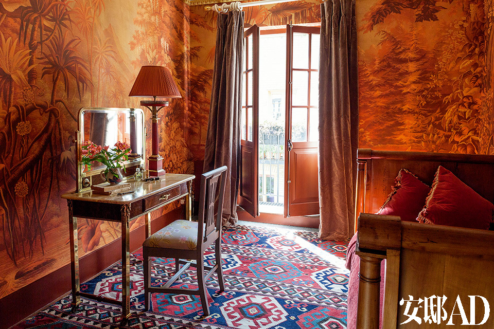 热带雨林主题的红色壁纸为整个空间带来热切的激情，正所谓色彩是精神的居所。位于二层的客卧直接连通露台。地毯是1920年代克里米亚地区的纯羊毛手工制品。壁纸是de Gournay欧式系列的L' Eden Rives du Bosphore。