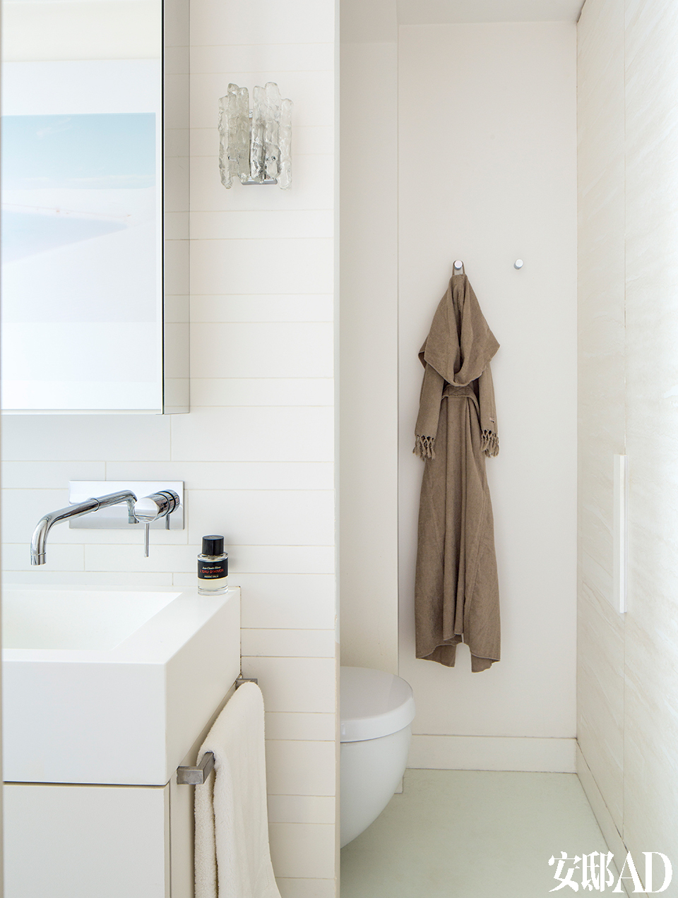 浅色瓷砖有助于缓解浴室的狭小，
浴衣来自Hamam。