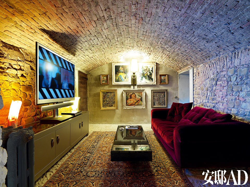 娱乐室摆放着由Samuele Mazza设计的Lavinia沙发、Zantas壁灯、Daydream茶几以及Locksley边柜。