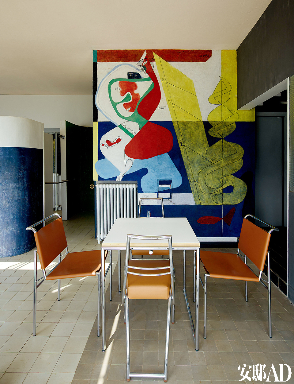 在绘画室的东侧尽头，别墅酒吧区的墙面上也有柯布西耶创作的大型壁画。 