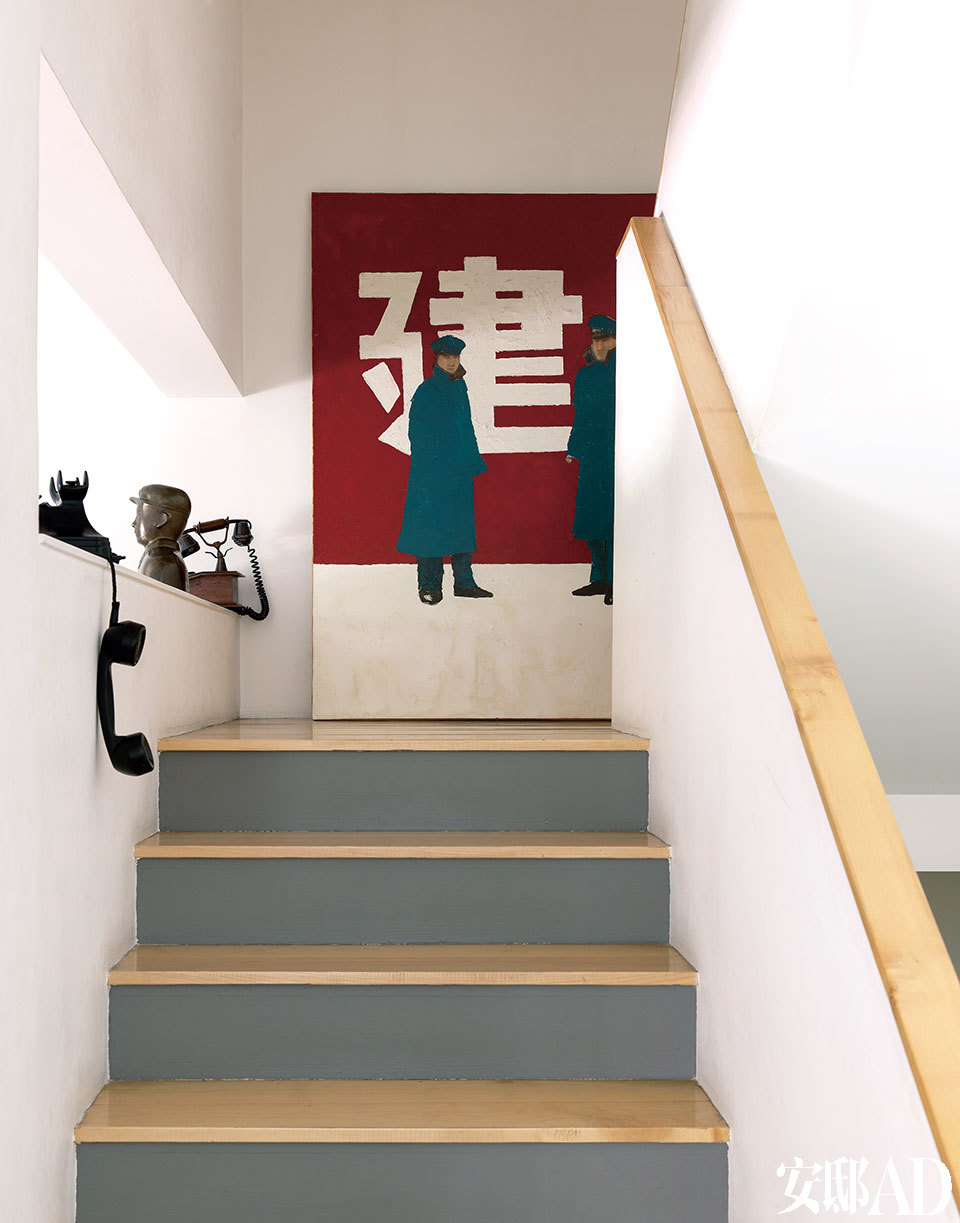 习惯，他们喜欢用这种方式和自然接触。楼梯口的作品出自艺术家Emmanuel Chantebout。