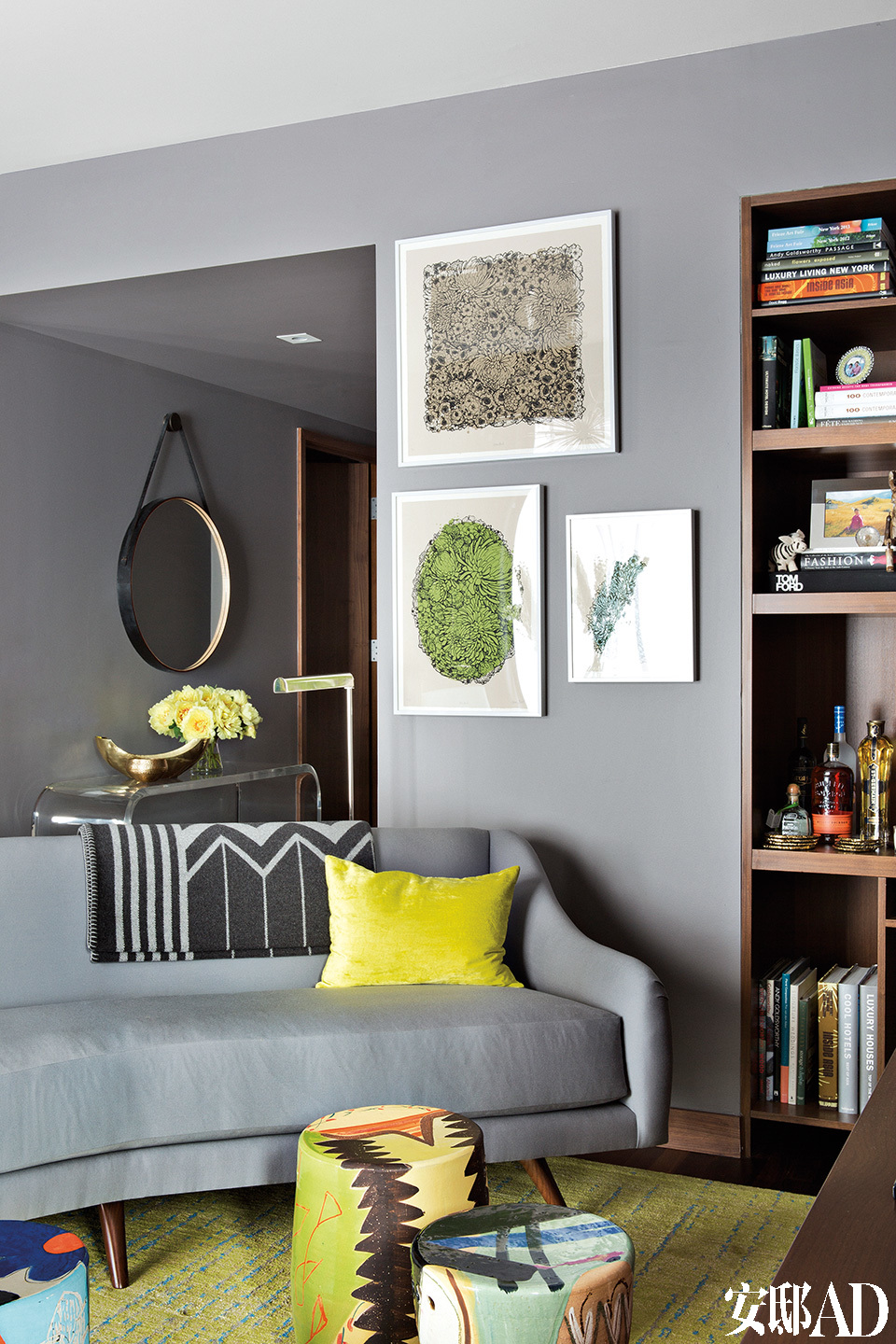 “我总是在玩各种调调的灰色，这种方式能让房间与房间之间柔和过渡，呈现无缝对接。”起居室一角，墙上的三幅画作出自艺术家Klien Reid。