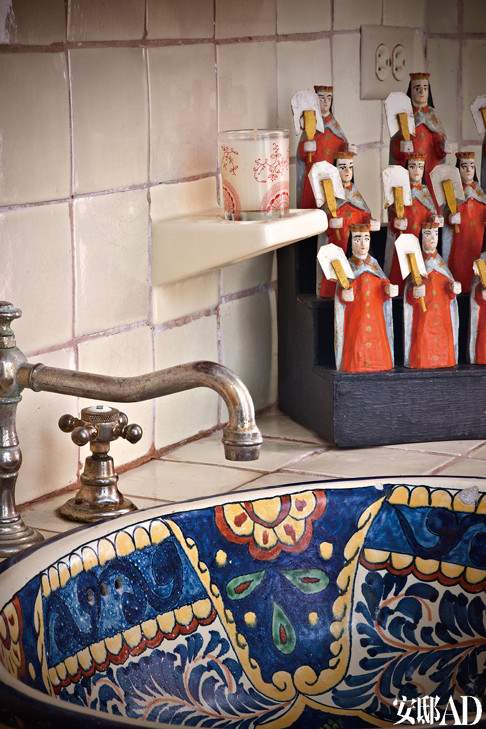 洗手间内的图案及色彩具有明显的西班牙风格。