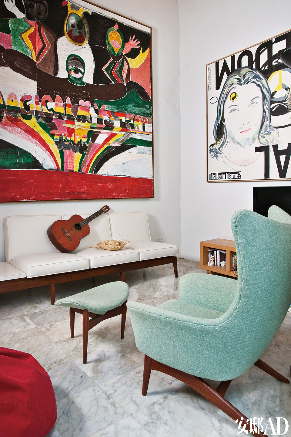 起居室内的组合家具是电影《The RumDiary》的拍摄道具，这部电影由Johnny Depp主演，取景就在波多黎各。房子女主人Mima在一个特别卖场上淘回了这套组合家具。