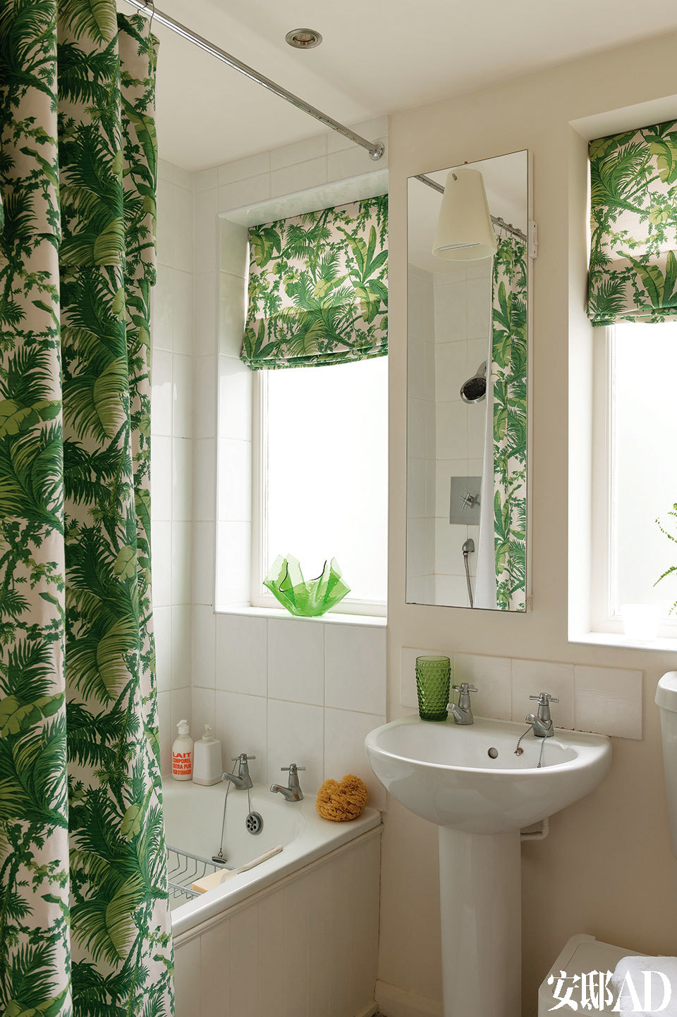 浴室中的窗帘和防水浴帘等面料来自Bennison品牌。