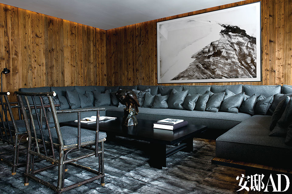 灰色和穿插其间的黑白是房间的主色调，令整体格调肃静高雅又不失温暖。这间木结构的房子建于1950年，如今仍保持了山地风格元素和主线条。深橄榄色沙发是建筑师Andy Kuchel专门为家里设计的。