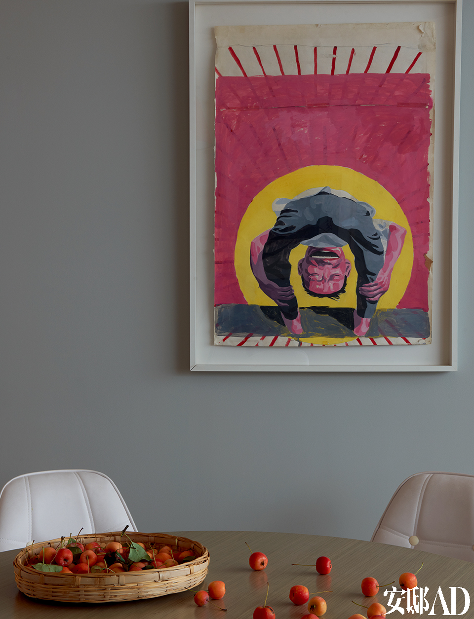 这个家与艺术是如此地息息相关，不仅表现在满墙的画作收藏上，还体现在光线的调配、 光源的设置，以 及色彩、细节的完美陪衬上……小餐厅的墙面上挂着一幅岳敏君早年创作的纸上作品，白色餐椅也是Eames的设计。