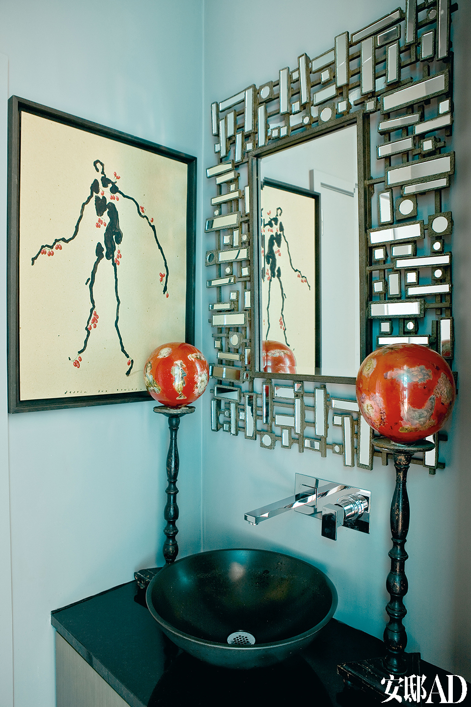 客用卫生间中的画出自Bernard Quesniaux之手，1940年代风格的装饰镜来自Asiatides。顶着两个红球的木架其实是拿破仑三世风格的假发托，可能在当时的剧院中使用过。