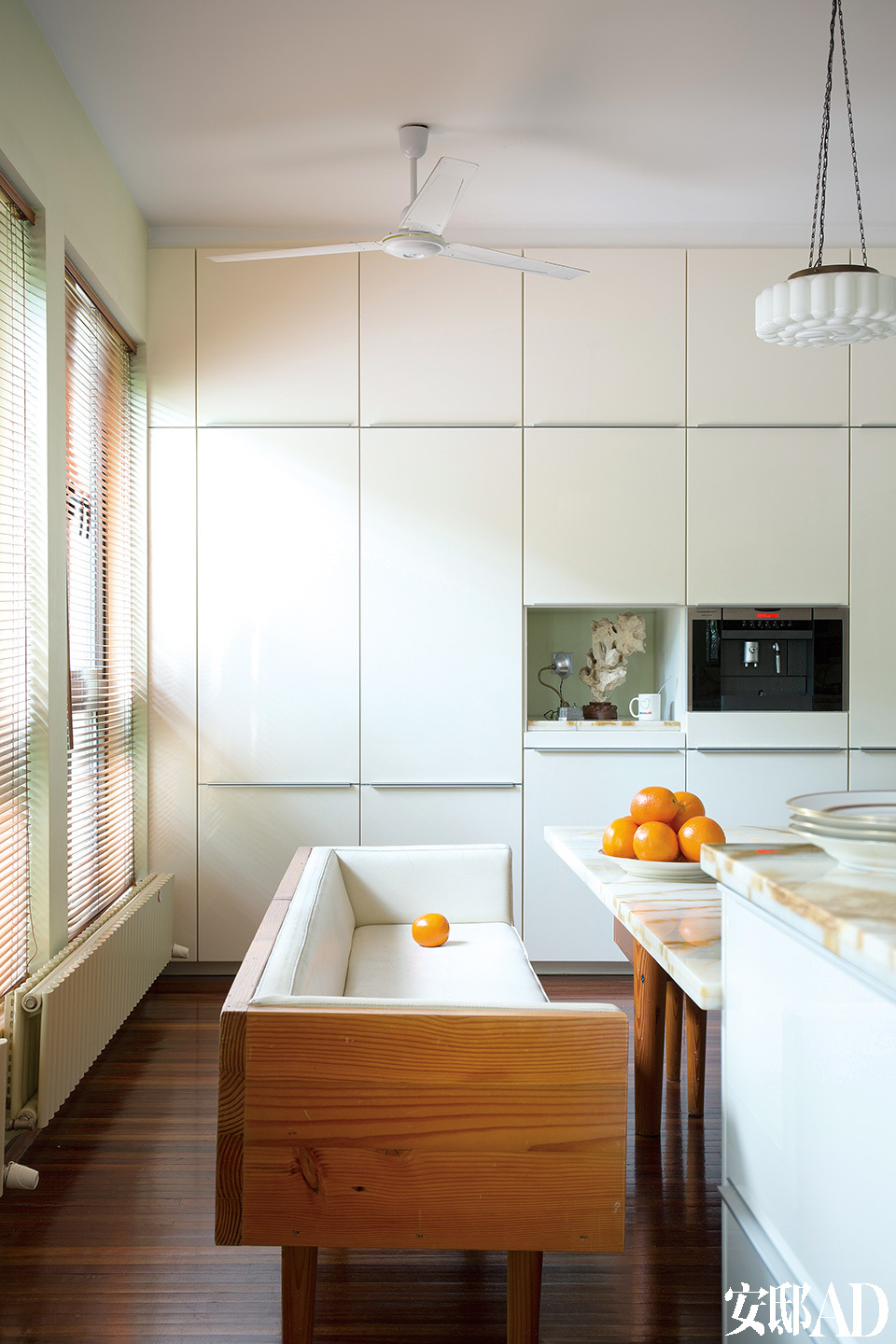 厨房里的餐柜全采用隐形设计，外观尽量简略。