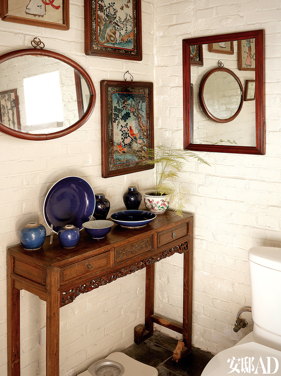 萨洋很喜欢收藏镜子，洗手间里的墙壁上挂了各种形状和大小的镜子。