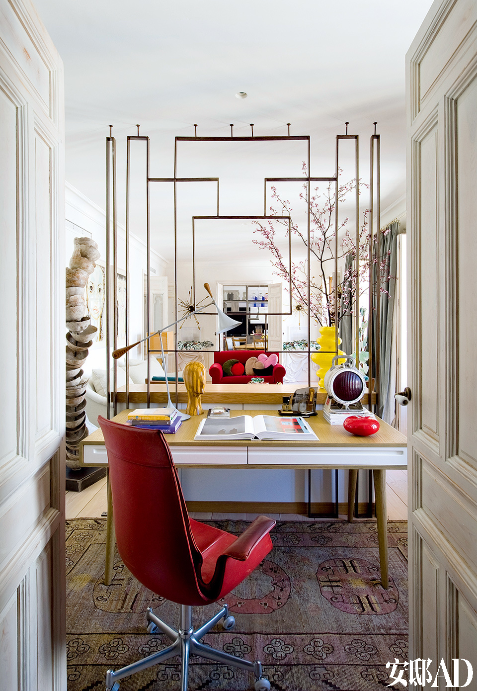小而安静的阅读空间与客厅相连，并由Marta自己设计的铁栏隔断稍加隔离。红色座椅来自Modernario，书桌来自Anmoder，台灯则来自M&M。
