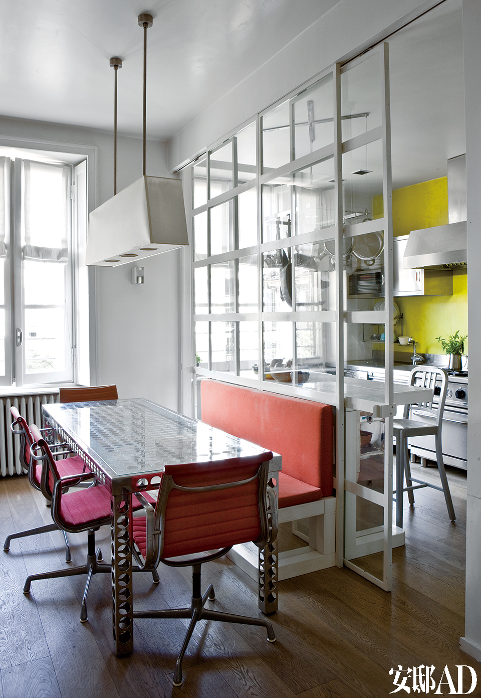 起居室和厨房的中间地带，桌子和长凳由Jacopo设计，Fratelli Bianchi制作。红色的椅子是Eames的设计，Vitra生产。