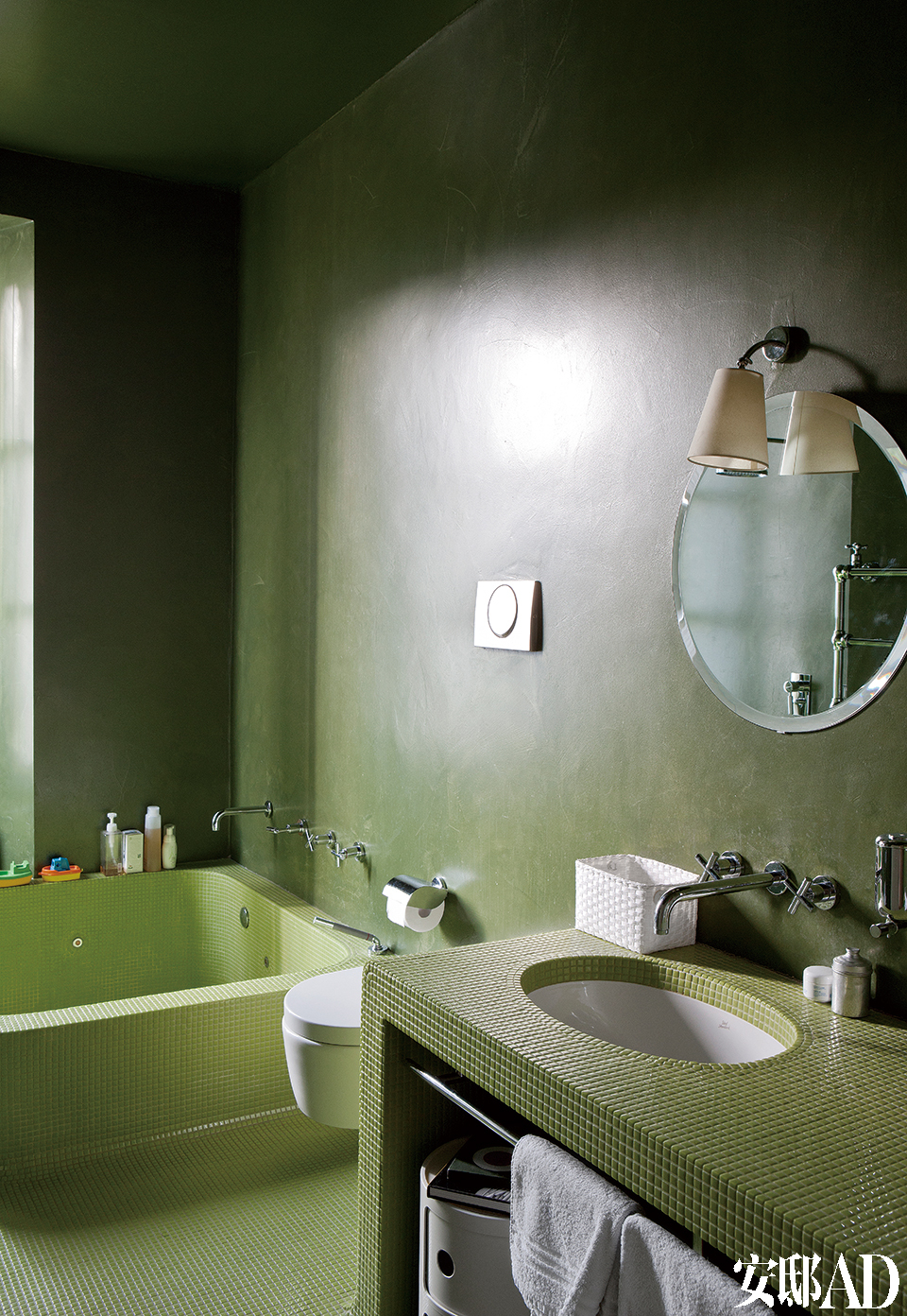 浴室里，羊皮纸灯由Jacopo设计，Guido Raffaello制作，墙面和天花板都采用绿色的环氧树脂。