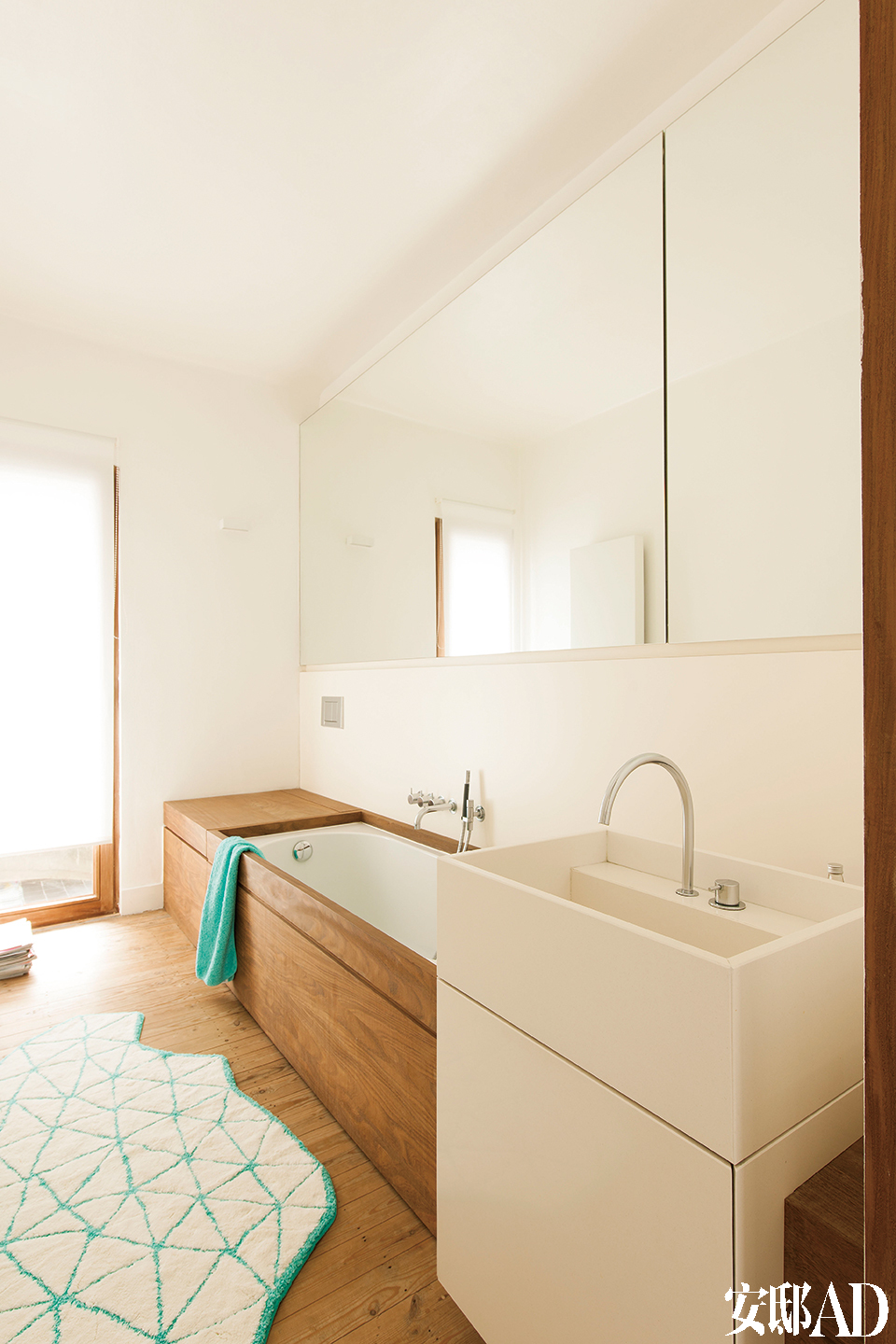 白色木质主题一直延伸至卧室。浴池选用了一种耐用的非洲木料Afromosia，洗脸池石料来自韩国。