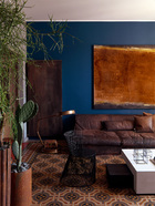 厅墙面上充斥着的丰盈色彩、悉心混搭过的新旧家具都和谐精妙地表达出Stefano对色彩、细节和造型风格的热爱。棕色皮质沙发是来自于Baxter的Housse Mono，墙面悬挂的巨幅油画是Aurel Basedow的作品。沙发前方的小茶几