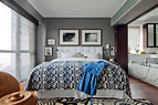 灰和蓝组成卧室中的主色彩，让室内与窗外的大海拥有同样深沉的气质。一扇屏风门区隔了主卧室和开放式的卫生间，让主人无论在哪儿都可以看到大海。带有日式花纹的蓝色Kawatori地毯由Boxer Rugs设计，床上蓝白相间的盖毯则是在印度斋普尔的收获。床头两侧各装有一具Tolomeo Micro的台灯，墙上悬挂着两幅由英国格拉斯哥艺术学校摄影系创始人Thomas Joshua Cooper拍摄的照片，近处的编织筐购自印度尼西亚龙目岛的市场。