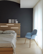 卧室内的床上用品和靠垫均为100%亚麻材质，来自品牌La
Fabbrica del Lino。旁边的有机椅子是Charles Eames和Eero Saarinen的作品。