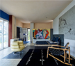 别墅里处处都留有Eileen Gray的印记，家中的所有家具都是她亲自设计的。远处的画作是勒·柯布西 耶在1938年4月创作的。屋里 的所有家具和地毯都是Eileen Gray设计的， 由Aram Designs 重新生产并捐赠。