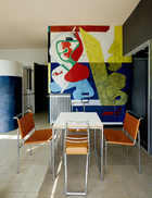 在绘画室的东侧尽头，别墅酒吧区的墙面上也有柯布西耶创作的大型壁画。 