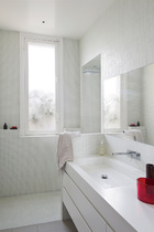 两间盥洗室，吊灯来自Ayilluminate，喷漆柜体具由Karen T.Lewis设计，面盆和龙头使用了Cascade品牌的产品。