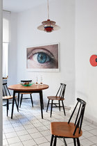 小餐厅中，吊灯为来自丹麦的Louis Poulsen品牌，墙上挂着由Douglas Gordon在2001年拍摄的眼睛照片，餐桌椅则出自Ilmari Tapiovaara之手。