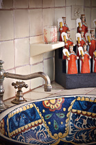 洗手间内的图案及色彩具有明显的西班牙风格。