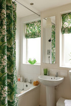 浴室中的窗帘和防水浴帘等面料来自Bennison品牌。