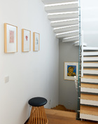 楼梯间，近处墙面上的三幅小画来自德国艺术家伊门多夫，楼梯下挂着一幅艺术家王广义的作品。