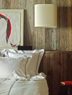 从加拿大旧谷仓中搜集来的老橡木已经年过百岁，简单的重新磨光和修正后，就散发出浓浓的时光味道。另一间卧室中，床头灯由Paolo Rizzato设计，出品自Arteluce。