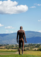 英国艺术家Antony Gormley的雕塑作品的不同视角。远处的风光可以看见托斯卡纳城市 Cortona。