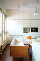 厨房里的餐柜全采用隐形设计，外观尽量简略。