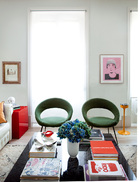 客厅的另一侧，大窗的右边是一幅名为“Justin”的丝质彩色画，作者是Ari Marcopoulous，左边则是一幅Marcel Dzama创作的素描，两幅作品均来自Helga De Alvear画廊。两把20世纪50年代的EL 8法式座椅旁边立着来自Vintage 4P的黄色烟灰缸。最爱的经典设计的确值得投资，搭配上从二手市场淘来的独一无二的家具和艺术品，家的总体成本其实真的不算高。