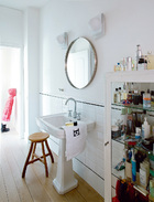 浴室中配置了Valadares的洗脸池、宜家家居的镜子、Tectona的凳子、20世纪70年代的壁灯以及来自Vintage 4P的医用柜。