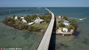 美国佛罗里达七里桥在佛罗里达群岛，是串连群岛众多岛屿的US1跨海高速公路中的42座桥梁中最长的一座，长...