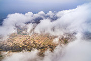 无人机航拍山西省运城市普降冬雨，雨后的中条山云雾缭绕，美景如画。