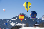 瑞士代堡在一个白雪皑皑的小山村中，升起的一个个关于梦想的热气球。这里有一年一度的Sky Event，当地又...