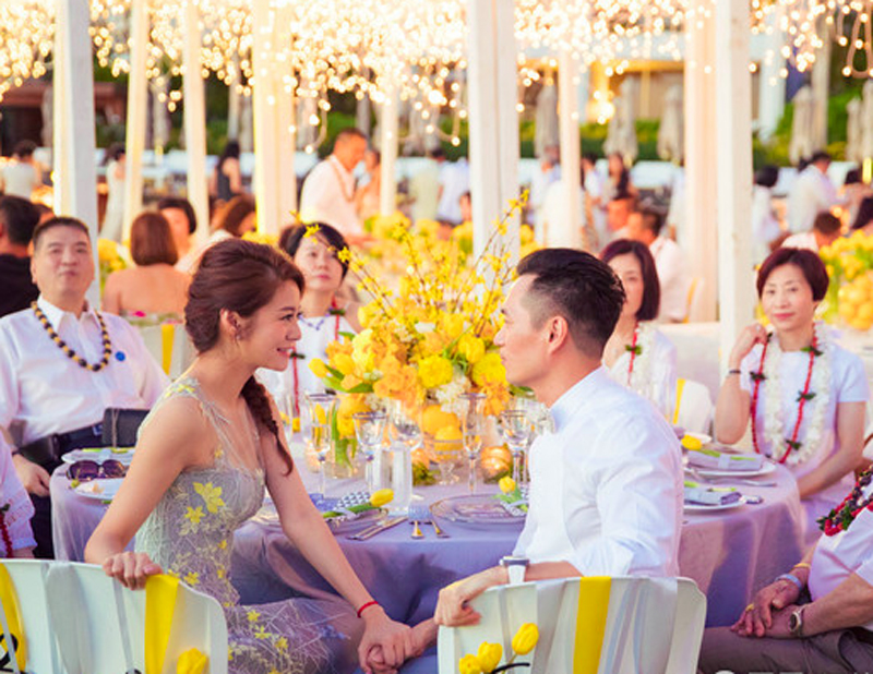 安以轩身着shine moda 特别定制礼服举行婚礼