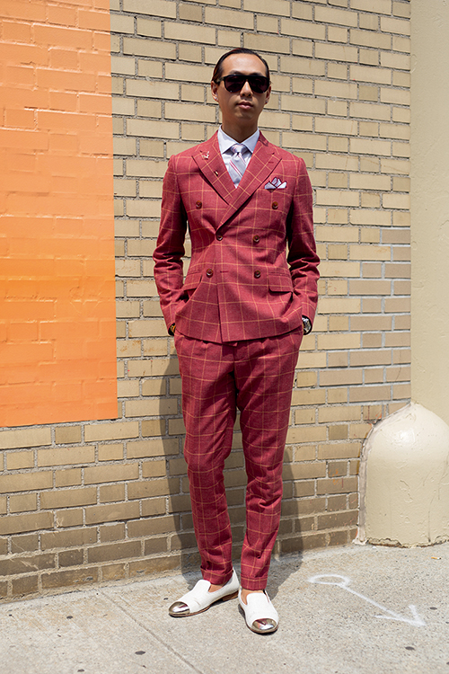 bruce pask永远是最佳着装男士,复古的细格纹套装和偏粉色调两相宜.