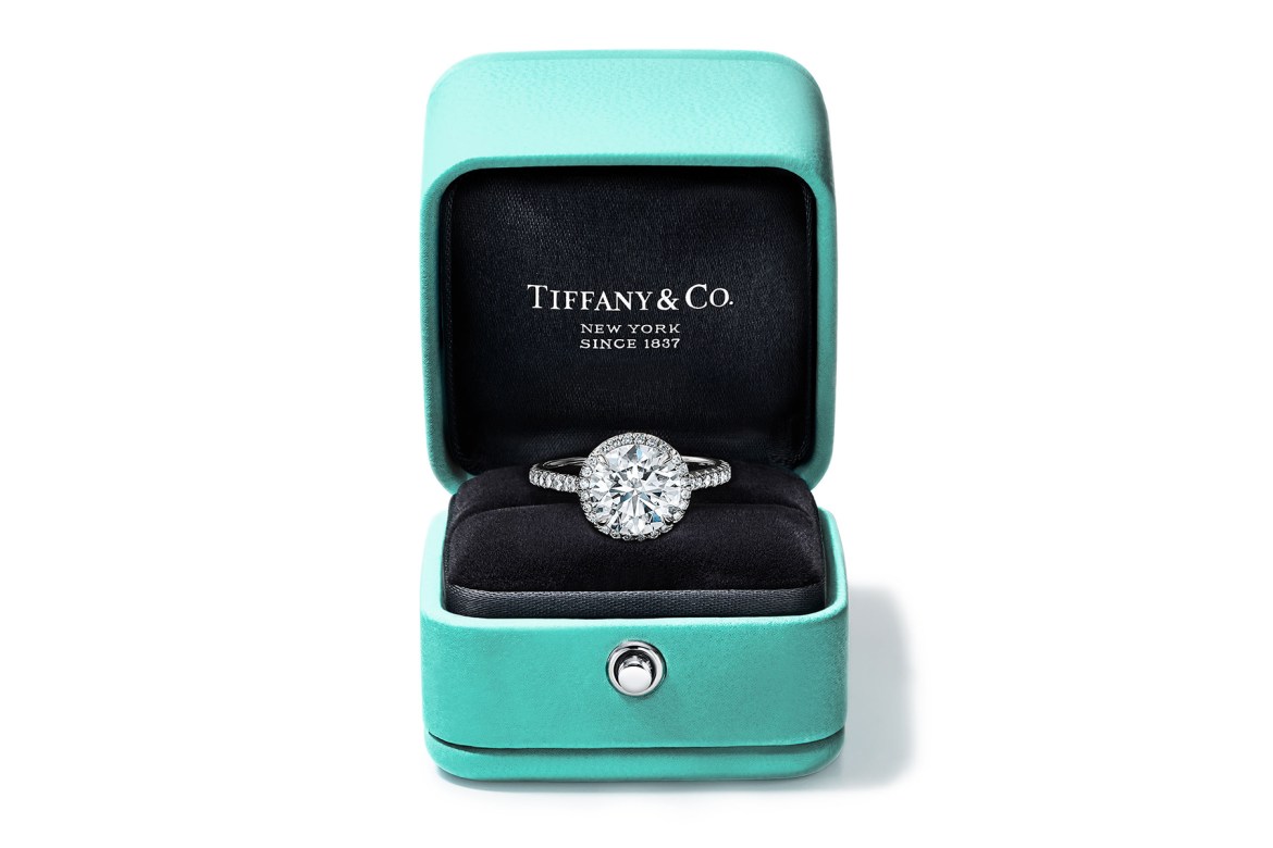 伟德bv1946官网-2025年戴比尔斯集团中国天然钻石行业调研报告发布