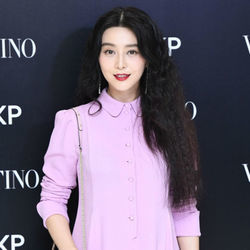 许魏洲现身Valentino品牌活动 范冰冰粉紫色连衣裙优雅高贵