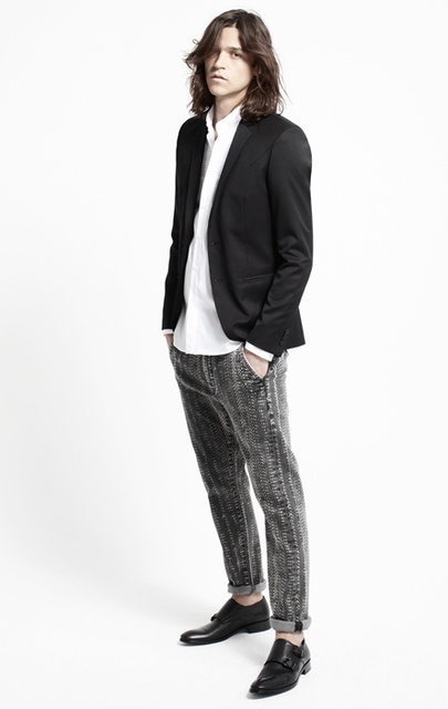 卡尔•拉格斐2015年春夏男装系列将精致的面料与运动装的风格结合起来，带来好莱坞黄金时代那种有着轻松感的优雅。黑色和藏蓝色融入到深色系的组合中，体现在精致的细节中，包括晚礼服，Polo衫和衬衫的对比剪裁。