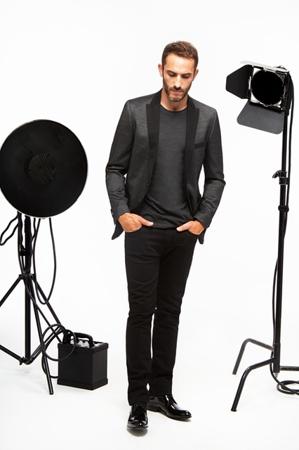 卡尔•拉格斐2015年春夏男装系列将精致的面料与运动装的风格结合起来，带来好莱坞黄金时代那种有着轻松感的优雅。黑色和藏蓝色融入到深色系的组合中，体现在精致的细节中，包括晚礼服，Polo衫和衬衫的对比剪裁。
