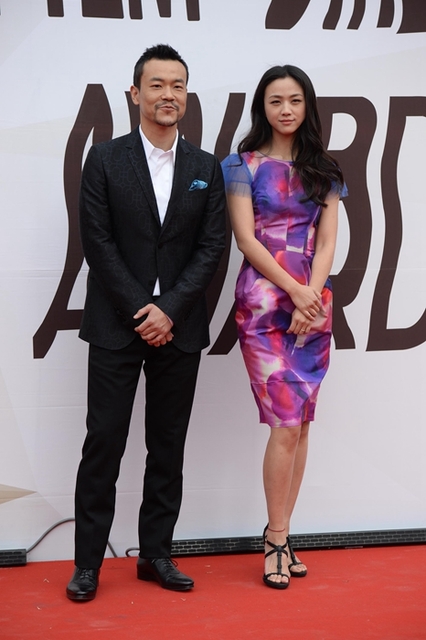 汤唯身着Burberry Prorsum 2015春夏薄纱袖丝棉混纺连衣裙于4月12日在北京出席第6届中国电影导演协会表彰大会。