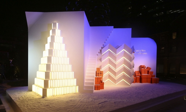 爱马仕女性世界艺术总监Bali Barret女士设计的纯白色圣诞树犹如一张展开的贺卡。