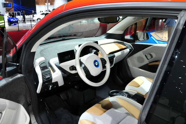 宝马作为传统豪华汽车厂商，在电动汽车领域同样当仁不让。之前宝马曾经推出过多款混合动力车型，而现在这款纯电动车型i3更是保留了之前的概念设计外观，让人看了一眼就会过目不忘。宝马i3采用了对开门设计，整个车身采用了LifeDrive车身结构，车体全部由碳纤维材质构成，这种材质能够有效的降低车身重量，以提高燃油经济性。而内饰方面，与特斯拉一样，传统的仪表盘也被科技感更强的触控液晶显示屏取代，只不过中控的屏幕并没有像特斯拉一样夸张。续航和动力方面，纯电动i3的最大功率为170马力，锂电池容量为22千瓦，宝马官方表示i3在0-100km/h公里加速时间为7.2秒，最高时速150km/h，最大巡航里程为300公里。售价方面，作为豪华车厂商出身，i3同样并不像它小巧的外型那样亲民，最低配起售价为43350美元（约合人民币27万元）。