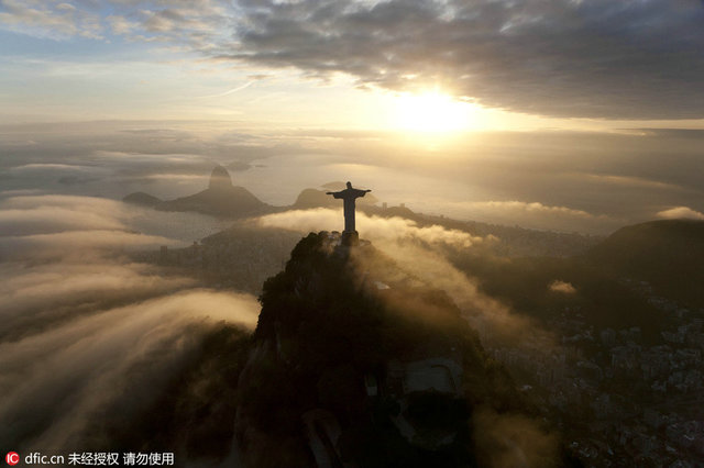 因山上矗立着一座巨型的耶稣像，基督山成为了里约热内卢和巴西的象征。作为世界新七大奇迹之一，救世基督像除了庄严与神秘，耶稣张开双臂欢迎来自世界各地的游客，更是巴西人民热情接纳和宽阔胸怀的象征。