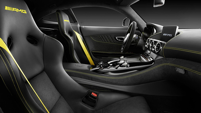 相比十分显眼的外观变动，AMG GT R的内饰变化则相对较小，采用了与外观相对应的黄色缝线点缀。中控台按键也加入了钢琴漆的点缀。配备了更纯粹的简型运动座椅，连安全带都采用了黄色装饰。